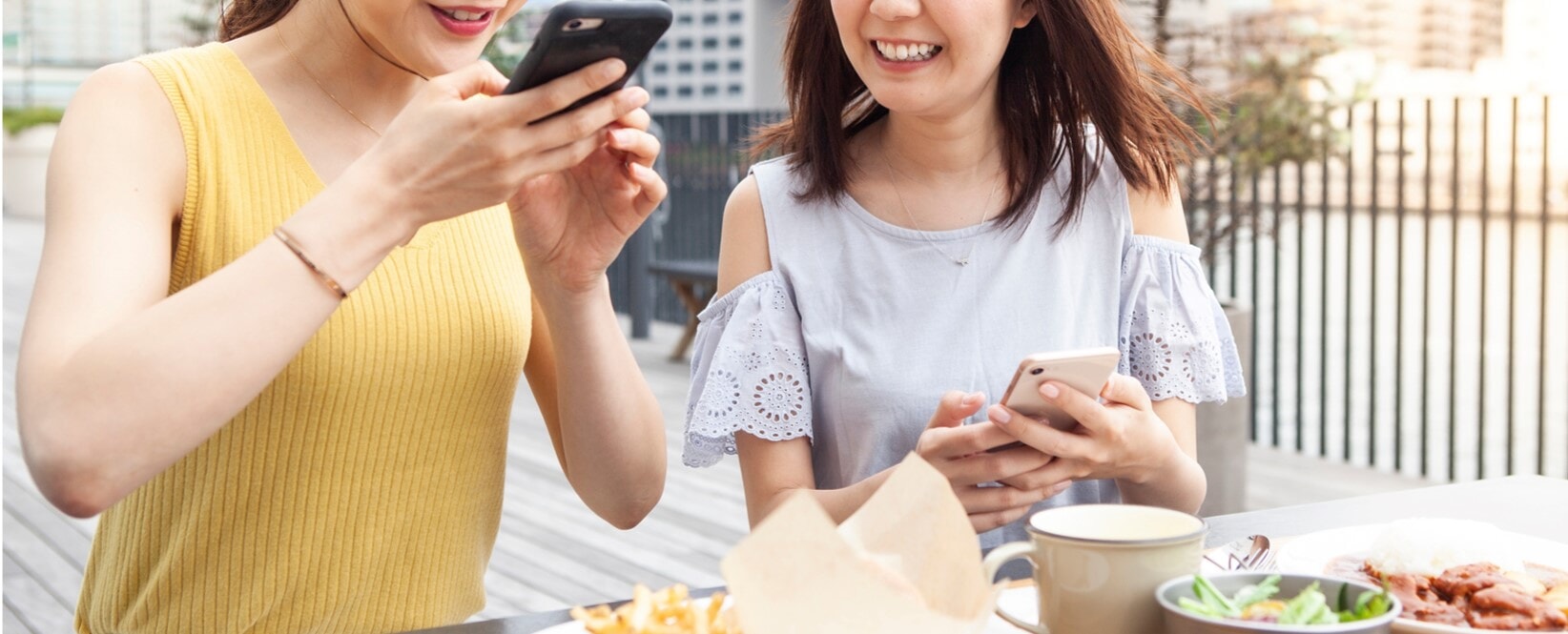 肌の露出が多い女性の写真