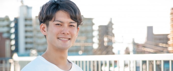 屋外で笑顔の男性写真(他撮り)