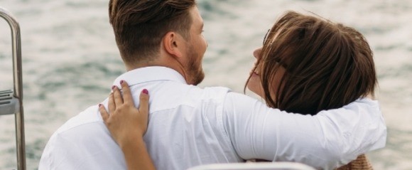 笑い会っている2人の男女
