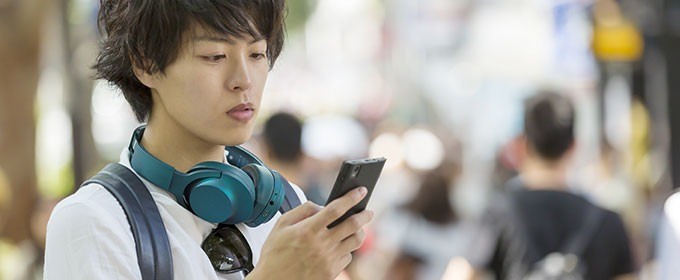 スマホを触っている