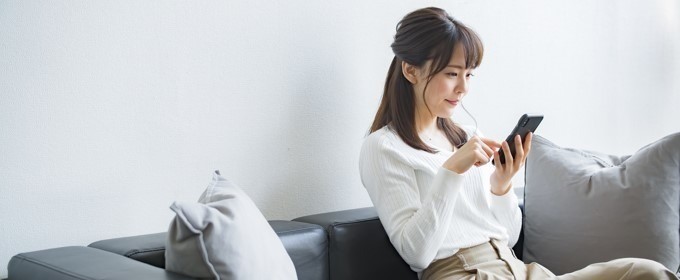ソファでくつろぐ女性