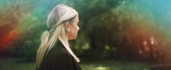 悩む　女性