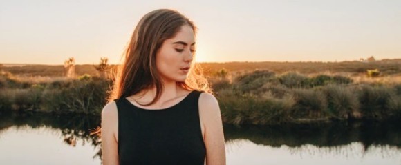 結婚したいのにできず落ち込む女性