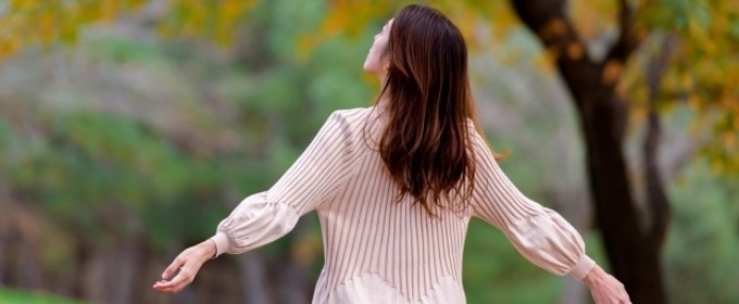 深呼吸する女性