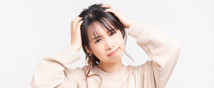 出会えないと頭抱える女性
