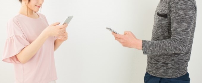 スマホを持つ男女