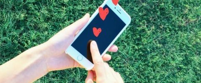 スマホをスワイプする様子