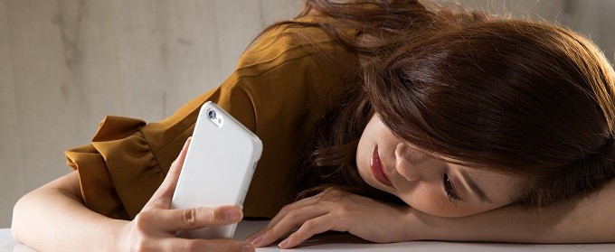 メールを待つ女性のイメージ