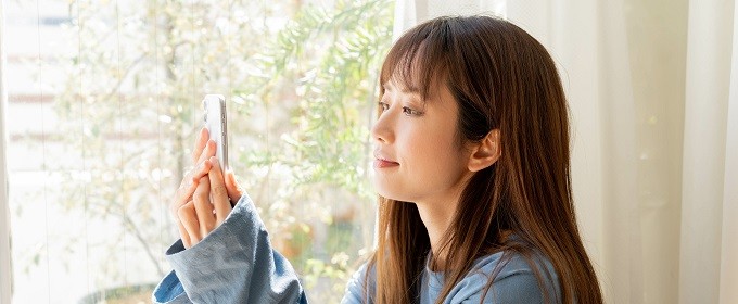 暇している女性のイメージ