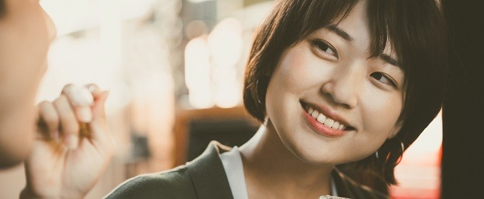 甘える女性のイメージ