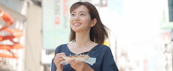 食べ歩きする女性